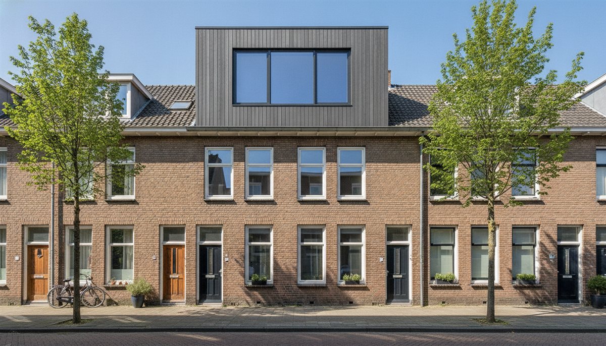 Afgebouwde dakopbouw op een rijtjeshuis met een zichtbare nieuwe verdieping